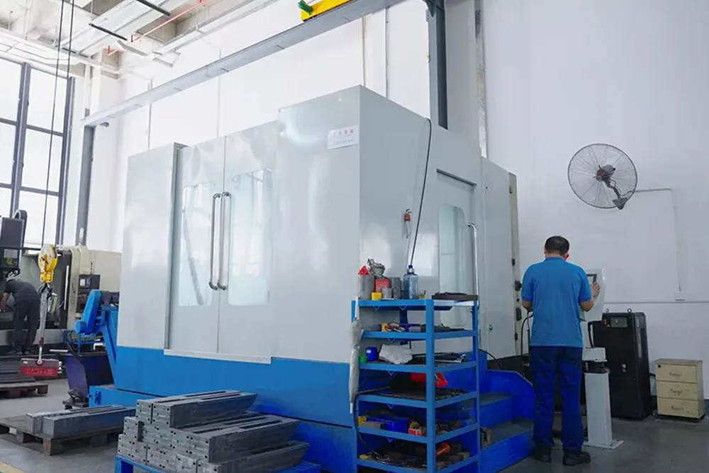 Varios problemas comunes encontrados durante el roscado de agujeros ciegos.