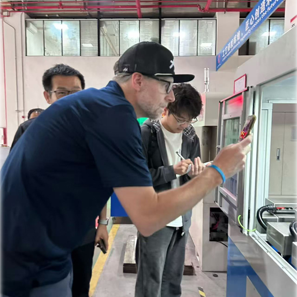 Un cliente estadounidense visita Taichuang para realizar una inspección in situ y la aceptación de una máquina roscadora de tuercas