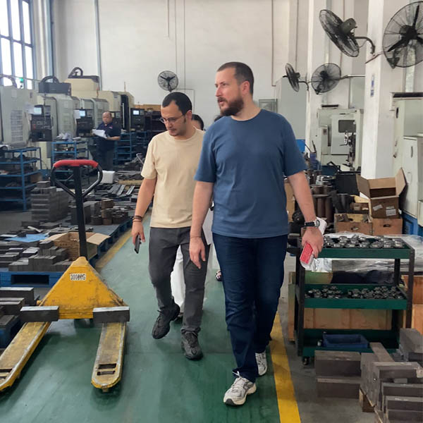 Un cliente de Turquía visita la fábrica de TAICHUANG para evaluar las capacidades de fabricación de las máquinas roscadoras de tuercas