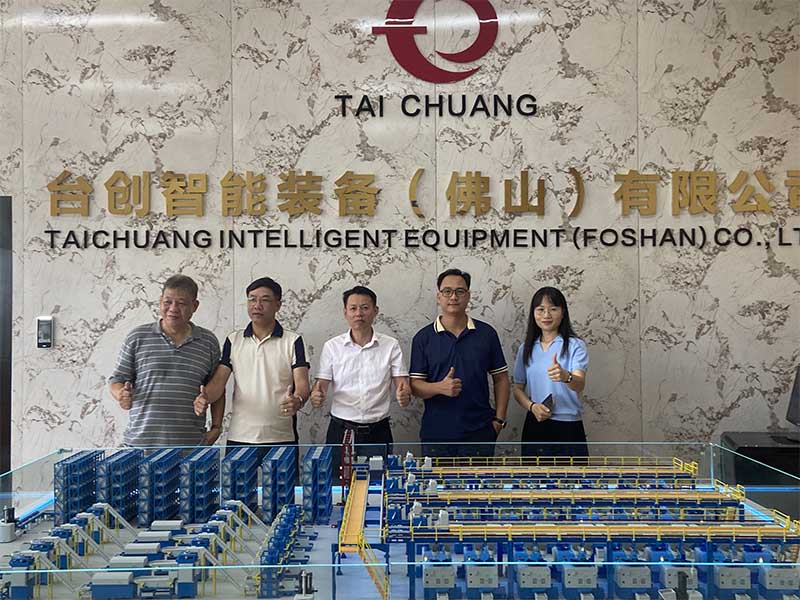 Un cliente de Vietnam visita TAICHUANG Intelligent para la cooperación con máquinas roscadoras de tuercas