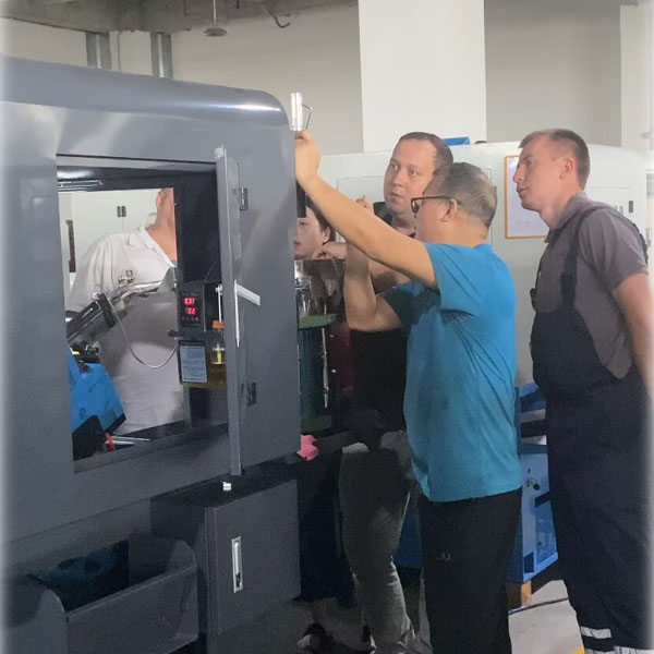 Un equipo de clientes rusos visita la fábrica de TAICHUANG para la aceptación de la máquina roscadora de tuercas