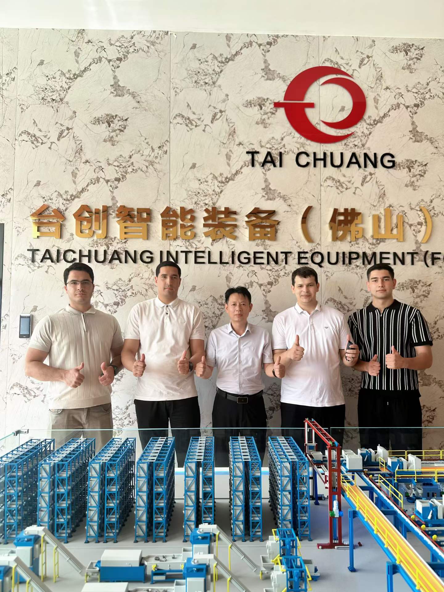 Clientes de Turkmenistán exploran soluciones de roscado de tuercas en TAICHUANG