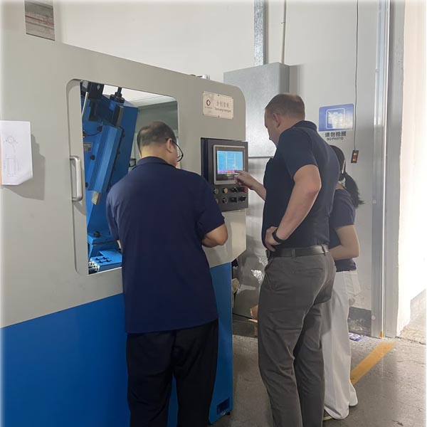 Un cliente británico visita TAICHUANG para inspeccionar la máquina roscadora de tuercas