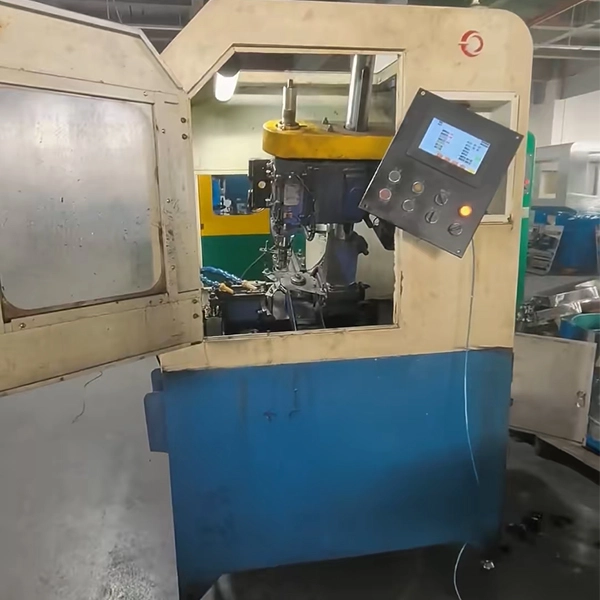 Actualización de una máquina roscadora de tuercas después de siete años de servicio